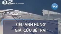 ‘Siêu anh hùng’ giải cứu bé trai ngã xuống đường tàu