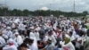 Ratusan ribu orang melakukan aksi bela Islam jilid III di Monumen Nasional (Monas) dan Bundaran Bank Indonesia, Jumat 2 Desember 2016, yang kemudian dikenal sebagai "Gerakan 212". (Foto:VOA/Fathiyah Wardah)