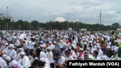 Ratusan ribu orang melakukan aksi bela Islam jilid III di Monumen Nasional (Monas) dan Bundaran Bank Indonesia, Jumat (12/2). (Foto:VOA/Fathiyah Wardah)