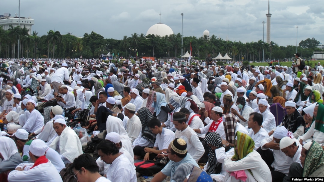Ratusan ribu orang melakukan aksi bela Islam jilid III di Monumen Nasional (Monas) dan Bundaran Bank Indonesia, Jumat 2 Desember 2016, yang kemudian dikenal sebagai "Gerakan 212". (Foto:VOA/Fathiyah Wardah)