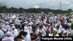 Ratusan ribu orang melakukan aksi bela Islam jilid III di Monumen Nasional (Monas) dan Bundaran Bank Indonesia, Jumat 2 Desember 2016, yang kemudian dikenal sebagai "Gerakan 212". (Foto:VOA/Fathiyah Wardah)