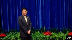 Perdana Menteri Jepang Shinzo Abe menungu pertemuan dengan Presiden China Xi Jinping di KTT APEC, Beijing (10/11). (AP/Kim Kyung-Hoon)