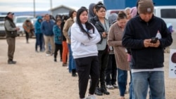 Sondeo AP: Economía es clave para los votantes, pero también les preocupa el futuro de la democracia