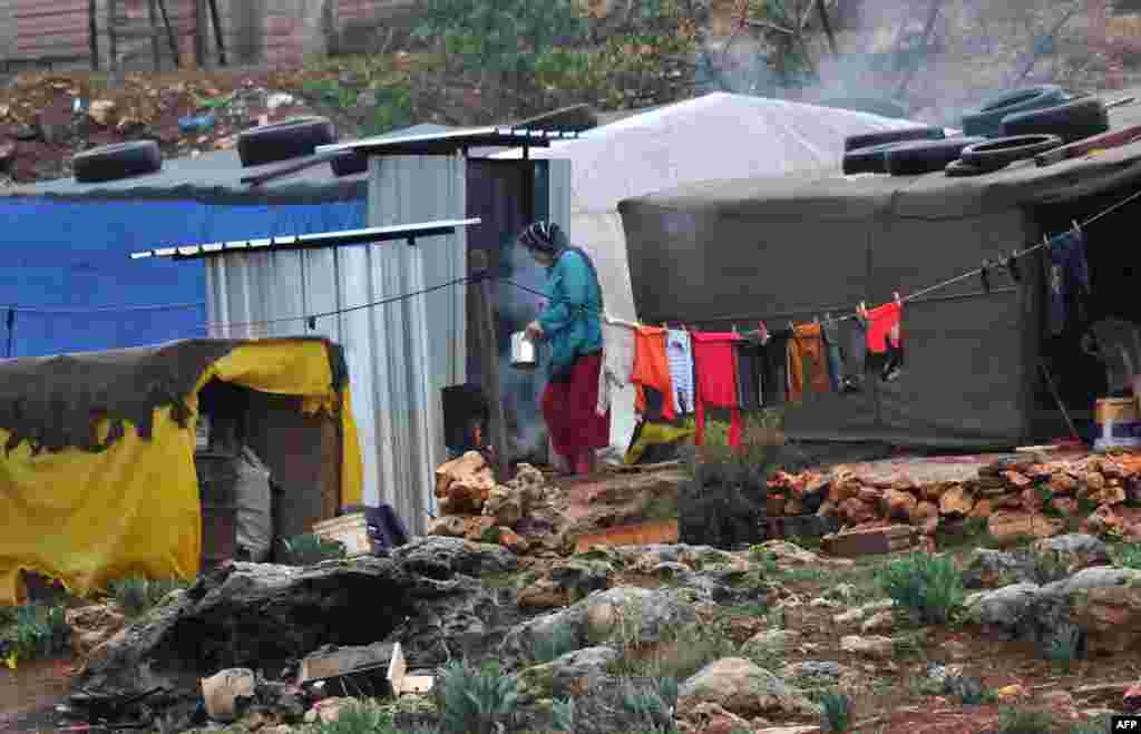 Pengungsi Suriah di depan tenda kamp pengungsi desa Kfarkahel, Lebanon.&nbsp;(AFP/Ibrahim Chalhoub)