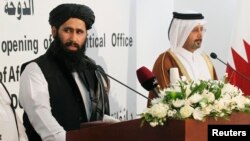 Muhammad Naeem (trái), phát ngôn viên văn phòng Taliban ở Afghanistan, phát biểu trong buổi lễ khai trương văn phòng chính trị Afghanistan của Taliban ở Doha, Qatar, ngày 18 tháng 6, 2013
during the opening of the Taliban Afghanistan Political Office in Doha, June 18, 2013. 