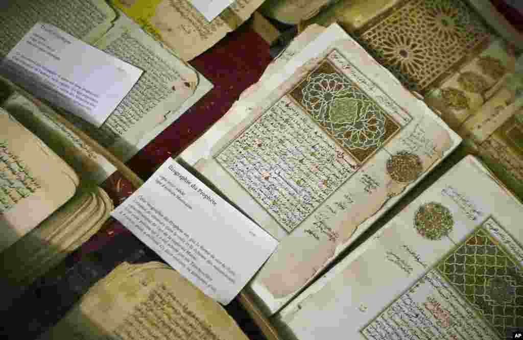 Beberapa naskah Arab kuno yang disimpan di perpustakaan Ahmed Baba Institute in Timbuktu, Mali, yang baru-baru ini dibakar kelompok militan Islamis. (AP/Ben Curtis)