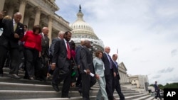Demokratski zakonodavci na stepenicama ispred zgrade Kongresa posle okončanja protesta