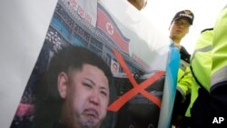 지난달 25일 대북전단 살포 행사장에 등장한 북한 최고 지도자 김정은의 사진 (자료사진) 