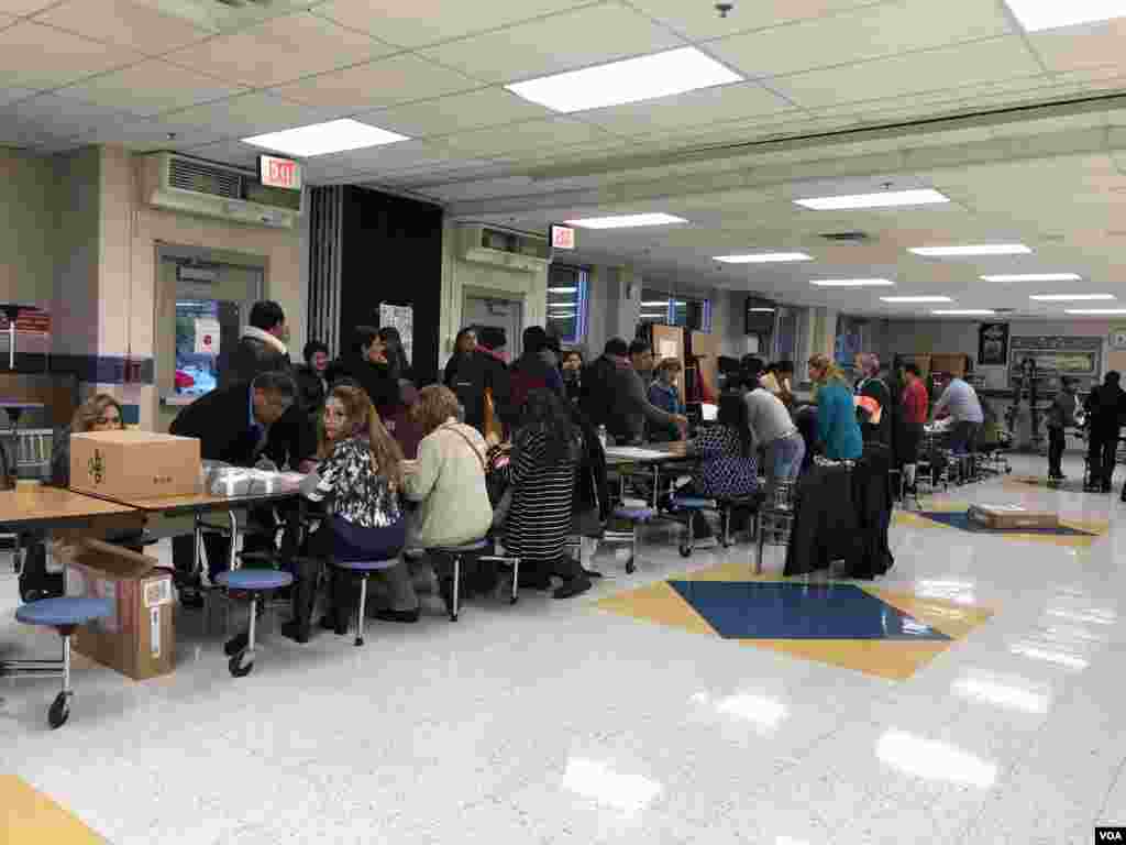 Así participan los bolivianos en las elecciones presidenciales desde un puesto de votación más grande en Virginia, USA, en el Robert E. Lee High School. Foto: Jazmín López - VOA.