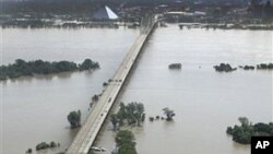 Motorists travel on the Interstate 40 bridge between Memphis, Tenn., and West Memphis, Ark., over the flood-swollen Mississippi River Monday, May 9, 2011.
