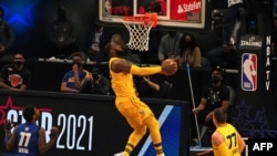 LeBron James tente de dunker le ballon lors du 70e All-Star Game de la NBA à Atlanta, Géorgie, le 7 mars 2021
