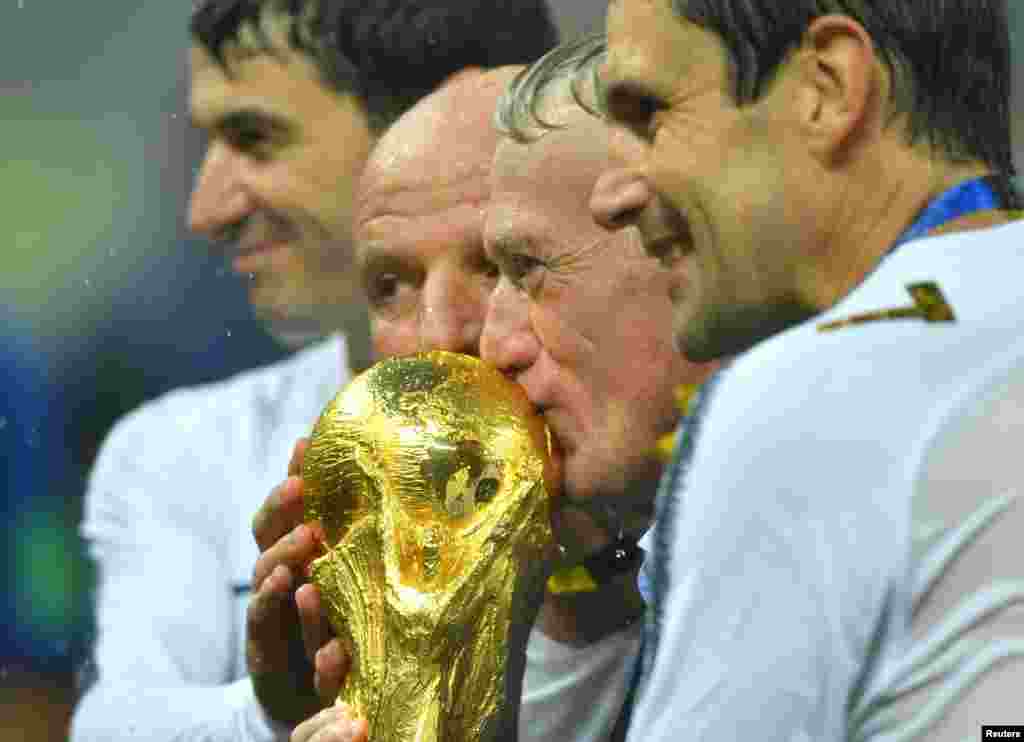 法國隊教練迪甘斯親吻世界盃