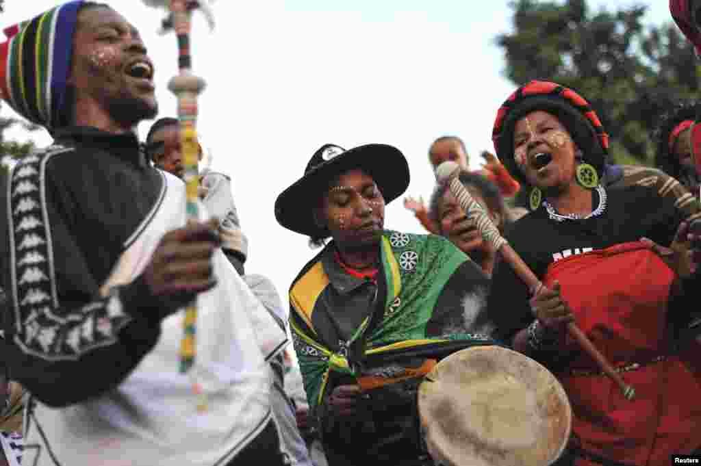 &nbsp;بڑی تعداد میں جنوبی افریقہ کے لوگوں نے جمعہ کی رات بھی&nbsp; کھلے آسمان تلے سڑکوں پر گزاری اور روایتی انداز میں گھانے گا کر اور رقص کر کے مسٹر منڈیلا کی جد و جہد کو سراہا۔
