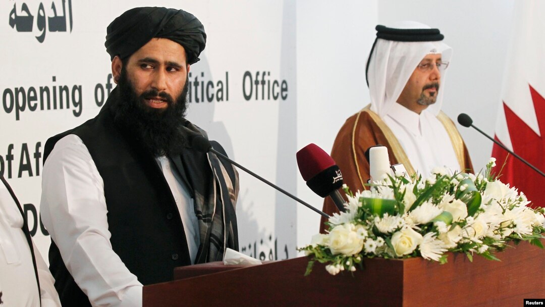 Muhammad Naeem (trái), phát ngôn viên văn phòng Taliban ở Afghanistan, phát biểu trong buổi lễ khai trương văn phòng chính trị Afghanistan của Taliban ở Doha, Qatar, ngày 18 tháng 6, 2013
during the opening of the Taliban Afghanistan Political Office in Doha, June 18, 2013. 