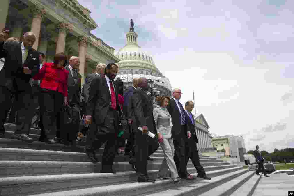 Pemimpin Minoritas DPR Nancy Pelosi dari California memimpin sesama anggota Partai Demokrat menuruni tangga Gedung Capitol di Washington (23/6), setelah mengakhiri protes aksi duduk mereka. (AP/Evan Vucci)