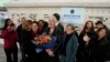 费城交响乐团73岁的演奏家戴维德·布斯以及其他成员2023年11月7日抵达中国北京首都国际机场。
