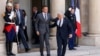 Presiden Prancis Emmanuel Macron (tengah, kiri) dan Perdana Menteri Israel Yair Lapid menuruni anak tangga untuk bertemu awak media setelah melangsungkan pertemuan di Istana Elysee di Paris, pada 5 Juli 2022. (Foto: AP/Thomas Padilla)