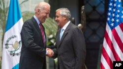 El vicepresidente de EE.UU., Joe Biden, se reunió con autoridades centroamericanas en Guatemala para discutir el caos creado por el flujo de inmigrantes.