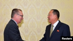 지난 2017년 12월 제프리 펠트먼 당시 유엔 사무차장이 평양에서 리용호 북한 외무상과 만났다. 펠트먼 전 사무차장은 최근 인터뷰에서 당시 도널드 트럼프 미국 대통령의 미북 정상회담 의지를 북한에 전달했다고 밝혔다.