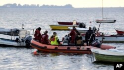 The police divers search the water off southern of Sweden, Aug. 24, 2017. Not far from where divers found the torso of journalist Kim Wall, they have now found more of her remains.