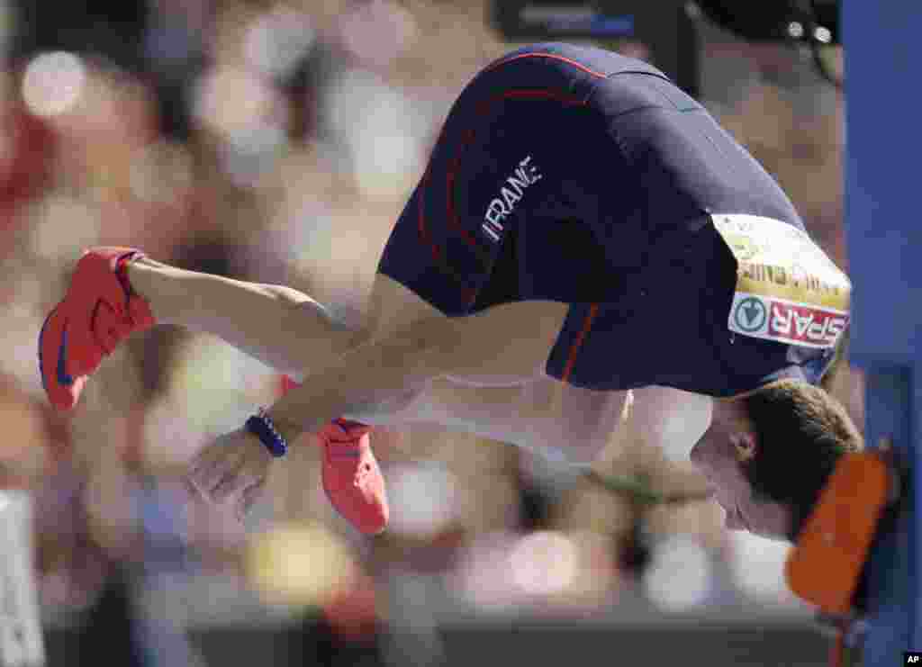 Renaud Lavillenie de la France fait un &quot;backflip&quot;, célèbrant sa médaille d&#39;or een finale du saut à la perche/messieurs au cours des Championnats d&#39;Europe d&#39;athlétisme à Zurich, en Suisse, le samedi 16 août 2014.