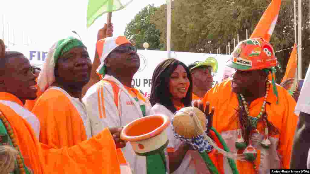 Des supporters sont venus accueillir Gianni Infantino, à Niamey, au Niger, le 27 février 2017. (VOA/Abdoul-Razak Idrissa)