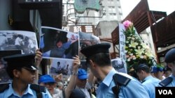 親北京人士高舉花牌及照片悼念六四死亡的軍人，引起支聯會支持者不滿，大批警員維持秩序