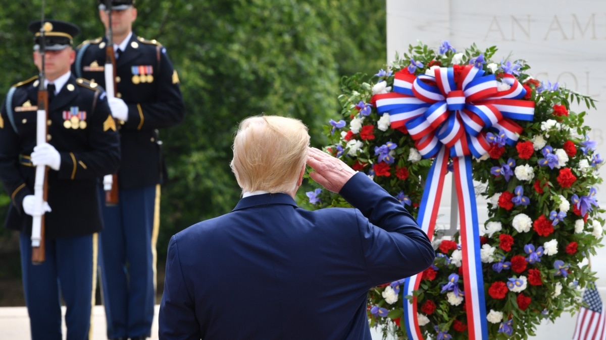 特朗普总统在阵亡将士纪念日向为国捐躯的美国军人致敬