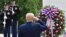 Ông Trump đặt vòng hoa tại Nghĩa trang Quốc gia Arlington.