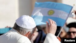 El papa saluda a feligreses cerca del Vaticano. Sus palabras nuevamente han provocado comentarios negativos.