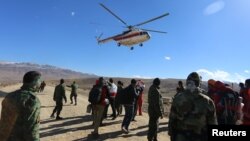 Un helicóptero de rescate se acerca al lugar donde un avión con 65 pasajeros a bordo se estrelló el domingo 