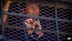 Los presos mostraron a periodistas a uno de los rehenes.