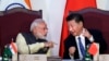 印度总理莫迪与中国国家主席习近平出席在印度举行的一个签字仪式。（资料照， 2016年）