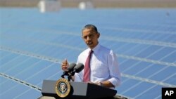 Presiden AS Barack Obama berbicara di fasilitas tenaga surya di Boulder, Nevada (foto: dok). Regulasi ketat dan insentif terhadap energi terbarukan telah menurunkan konsumsi listrik di rumah-rumah Amerika. 