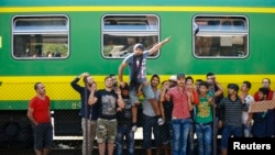 4일 헝가리 부다페스트 기차역에서 시리아 난민들이 열차 운행 중단에 항의하고 있다.