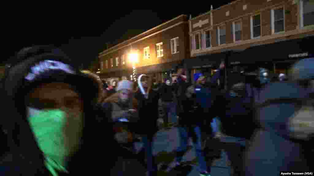 Des manifestants en colère contre la décision d&#39;un grand jury de ne pas inculper un policier blanc qui a tiré et tué un adolescent noir non armé, défilent du département de police Ferguson vers l&#39;Hôtel de Ville à Ferguson, Missouri, le 25 novembre 2014.