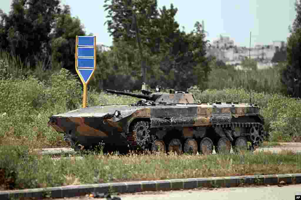 A Syrian army tank patrols an area in the district of Al-Waar in the flashpoint city of Homs, May 2, 2012. (AFP)