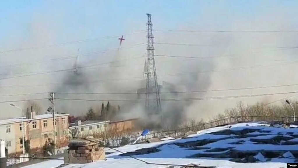 2018年1月9日，山西临汾市由家庭教会耗资1700万元兴建的金山台教堂被当地政府爆破强拆。（推特图片）(photo:VOA)
