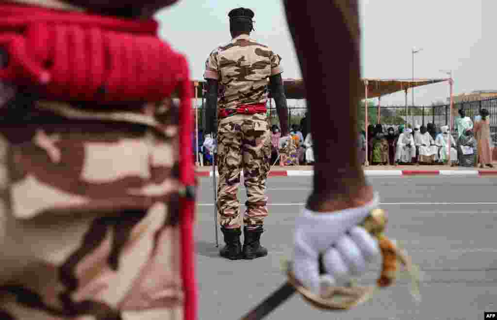 Des soldats tchadiens se pr&#233;parent aux fun&#233;railles d&#39;&#201;tat du d&#233;funt pr&#233;sident tchadien Idriss Deby Itno, &#224; N&#39;Djamena, le 23 avril 2021.