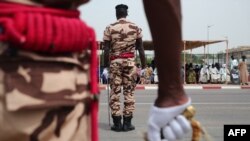 Des soldats tchadiens se préparent aux funérailles d'État du défunt président tchadien Idriss Deby Itno, à N'Djamena, le 23 avril 2021.