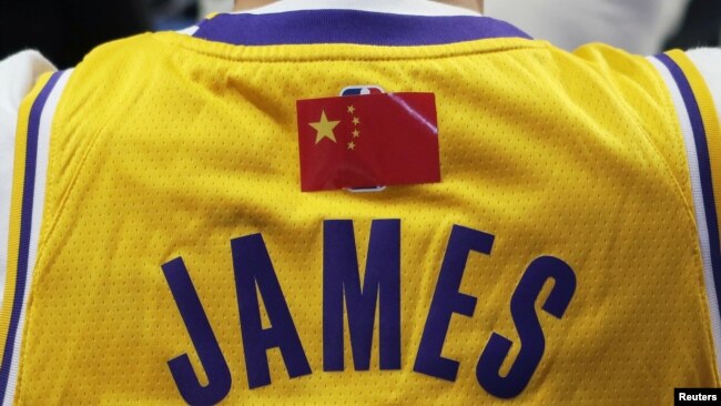 NBA超級明星勒布朗·詹姆斯的中國球迷身穿有他名字的背心觀看洛杉磯湖人隊和布魯克林籃網隊在上海的比賽。（2019年10月10日）