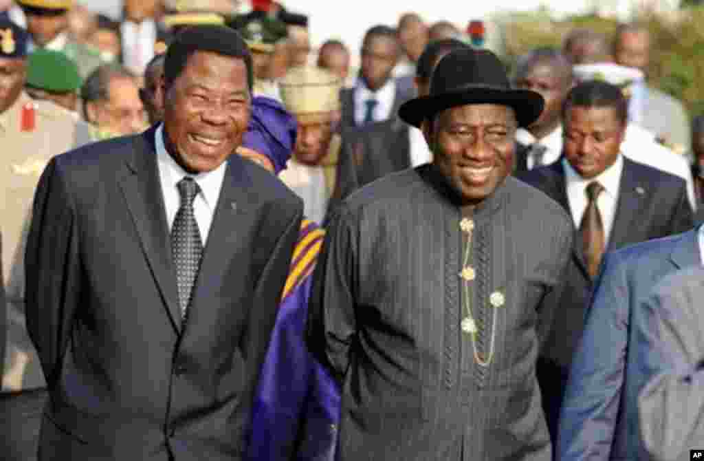 Le president nigérian, Goodluck Jonathan (à droite), et son homologue béninois, Boni Yayi, au sommet extraordinaire de la CEDEAO d’Abuja.