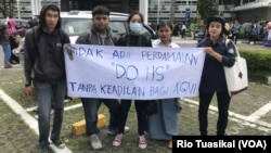 Kelompok solidaritas Agni berunjuk rasa di sekitar lokasi wisuda UGM, meminta kampus mengeluarkan HS, pelaku pelecehan seksual terhadap Agni. (Foto: Rio Tuasikal/VOA)