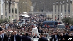 Roma Papası Fransis Vatikanda Müqəddəs Pyotr meydanında Pasxa bayramı münasibətilə toplaşmış insanları salamlayır.