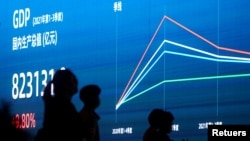 중국 상하이 거리에 있는 한 전광판에 중국 GDP 지수가 나오고 있다. (자료사진)