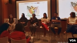 Komisioner Komnas Perempuan Riri Khariroh dan Co Director Hollaback Jakarta Anindya Restuviani saat berdiskusi bersama aktivis perempuan lainnya di Jakarta, Kamis (10/10/2019). Foto: Sasmito