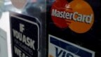 Biển hiệu một cửa hàng chấp nhận thẻ tín dụng Visa và Mastercard.