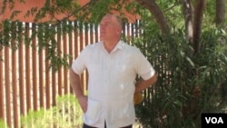 Reverend Randy Mayer by the border fence in Nogales, Mexico, July 12, 2016. (G. Flakus/VOA)