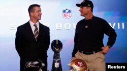 Huấn luyện viên đội San Francisco 49ers Jim Harbaugh (phải) và anh là John Harbaugh, huấn luyện viên đội Baltimore Ravens