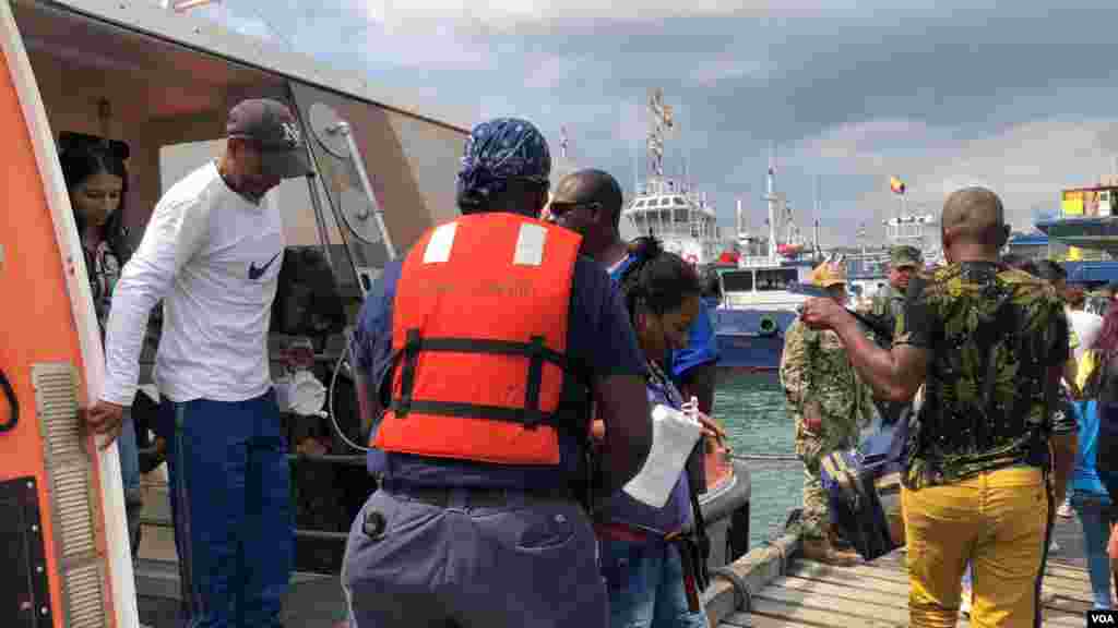 Funcionarios ayudan a un joven que regresa del buque hospital USNS Comfort a Esmeraldas, un puerto relativamente cercano a Quito, la capital de Ecuador. Este jueves regresó el primer grupo de&nbsp;40 pacientes que recibieron tratamiento quirúrgico gratuito en el barco estadounidense.